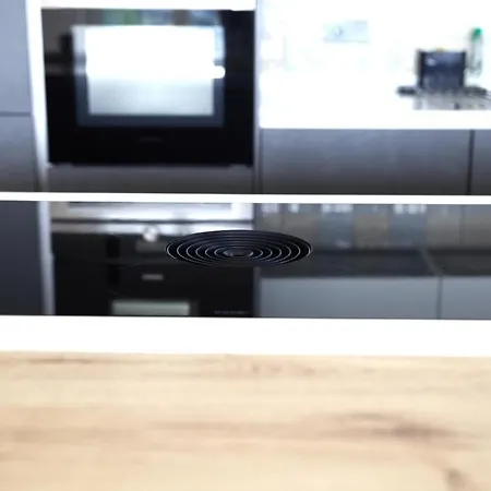 Peaceful Modern 2 Bedroom Penthouse With View *