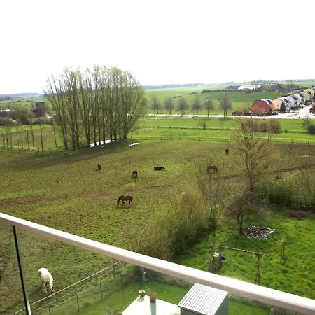 Peaceful Modern 2 Bedroom Penthouse With View *