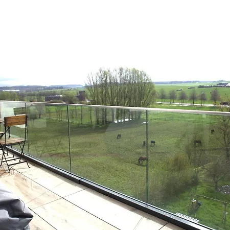Peaceful Modern 2 Bedroom Penthouse With View Lägenhet