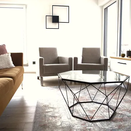 Peaceful Modern 2 Bedroom Penthouse With View Lägenhet