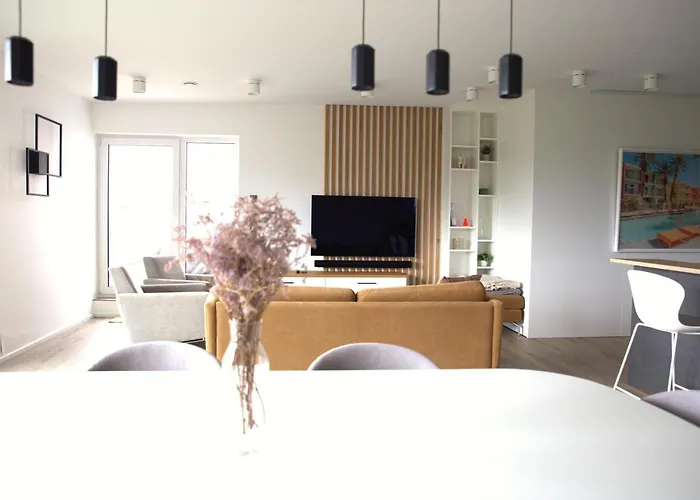 Peaceful Modern 2 Bedroom Penthouse With View דירה *