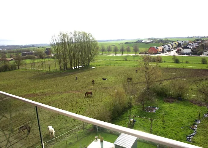 Peaceful Modern 2 Bedroom Penthouse With View *