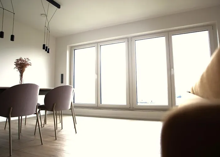 Peaceful Modern 2 Bedroom Penthouse With View דירה *