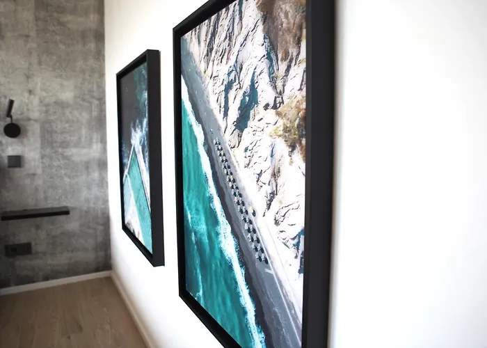 Peaceful Modern 2 Bedroom Penthouse With View *