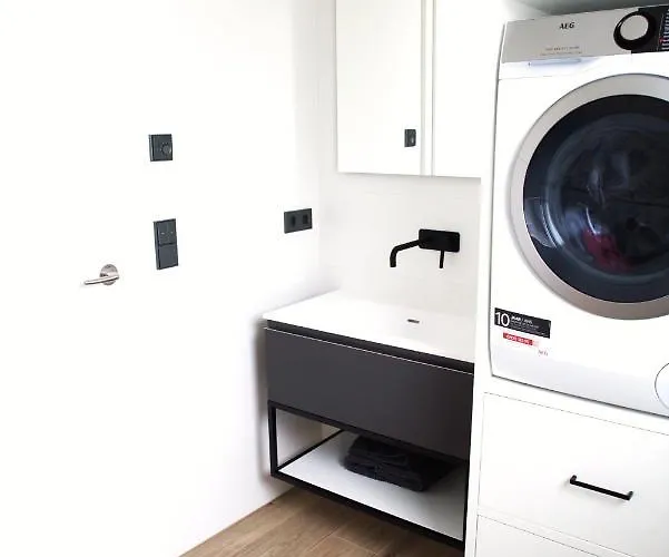 Peaceful Modern 2 Bedroom Penthouse With View דירה Hesperange