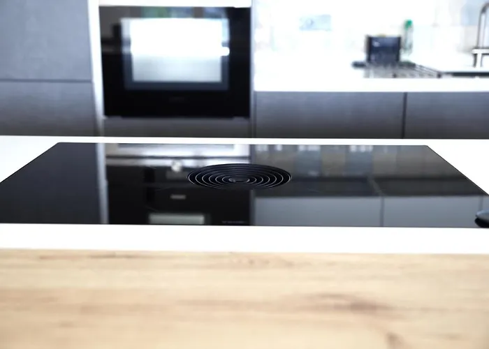 Peaceful Modern 2 Bedroom Penthouse With View *