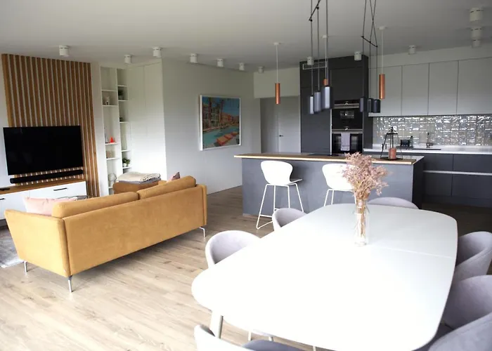 Peaceful Modern 2 Bedroom Penthouse With View דירה