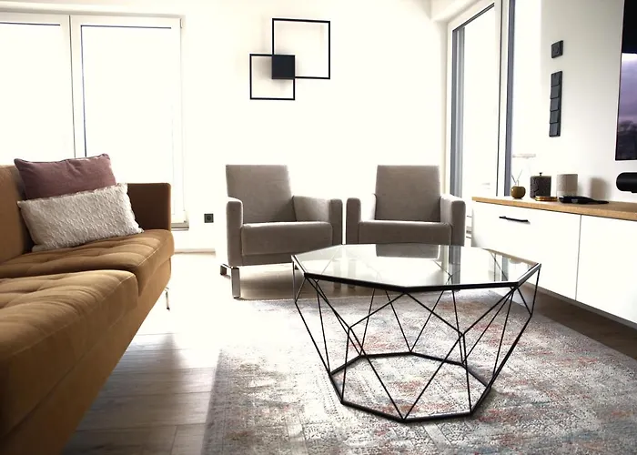 Peaceful Modern 2 Bedroom Penthouse With View דירה